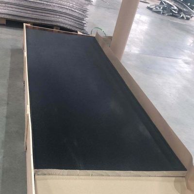 ওভারসাইজড 2500mm দৈর্ঘ্য অ্যালুমিনিয়াম মধুচক্র কোর জন্য রাসায়নিক ফাইবার যন্ত্রপাতি সংশোধন প্যানেল
