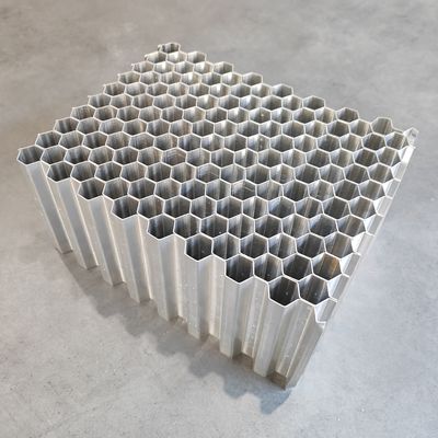 গুণ  Two Piece Adhesive Type Aluminum Honeycomb Core Used In Deformable Crash Test Barriers কারখানা