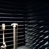 আরামিড মধুচক্রের কোরকে শোষণকারী লেপ দিয়ে আবৃত করে রুমগুলিকে সুরক্ষিত করতে ব্যবহার করা যেতে পারে